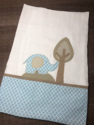 Fralda passeio com barrado e aplique em patchwork