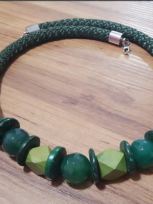 Colar de corda com madeira e pedras naturais