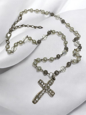Colar com pérolas de vidro, entremeios em prata e crucifixo