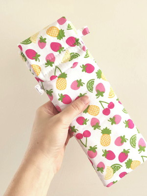 Capa acolchoada porta talher frutas fundo branco