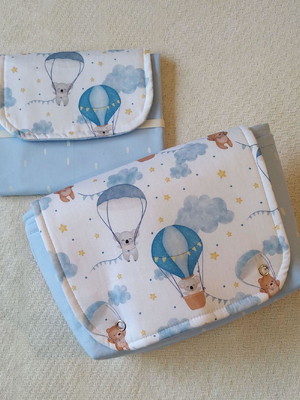 Kit bebê trocador e bolsa porta fraldas balõezinhos azuis