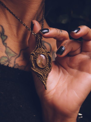 Pingente de macrame com quartzo rutilado dourado