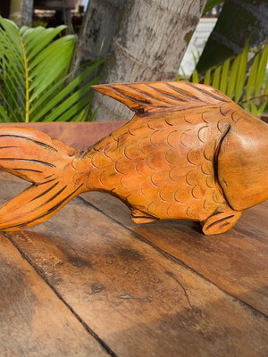 Escultura peixe espada tilápia em madeira artesanal rústica