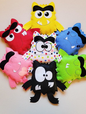 Kit com 7 monstros das cores (18cm) com enchimento.