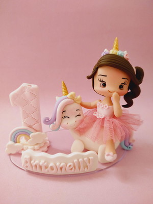 Topo de bolo menina com unicornio biscuit