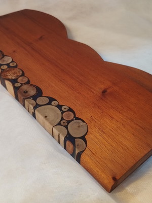 Tábua artesanal de madeira com resina personalizada