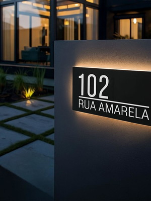 Placa de endereço em acm preto com iluminação led