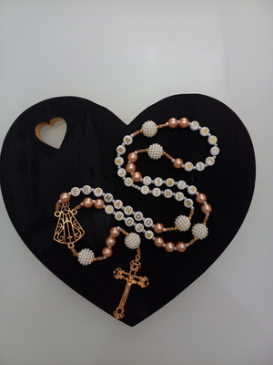 Terço personalizado entremeio dourado com 5 nomes