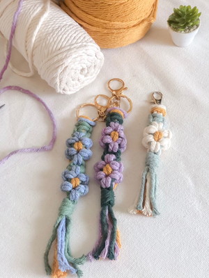 Chaveiro de flor em macramê