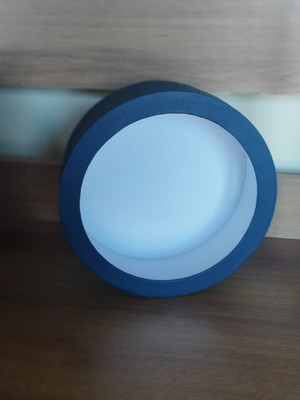 Caixa redonda com visor de acetato