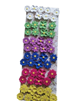 Kit com 25 flores coloridas em madeira maciça, medindo 6 cm