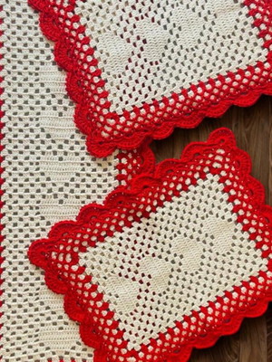 Kit passadeira + 2 tapetes branco e vermelho corações