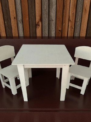 Mesa infantil quadrada com 2 cadeiras e tampo que abre.