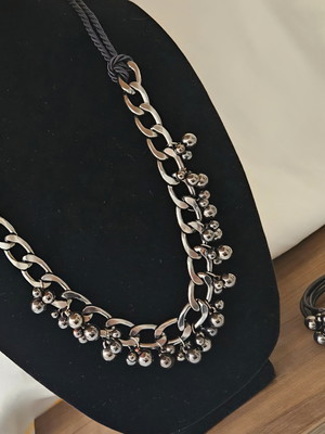 Conjunto de colar de corrente e pulseira com bolas grafite