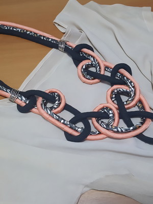 Colar de corda e cetim rosa