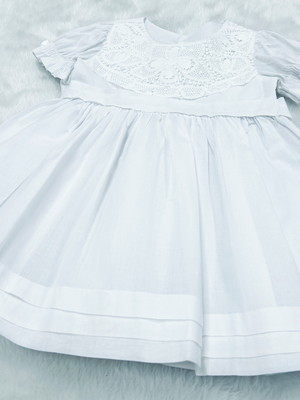 Vestido com renda renascença= 1 ano