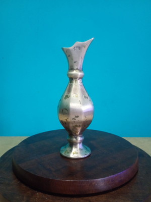 Antigo vaso solitário em bronze indiano
