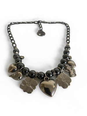 Choker de hematita com pingentes de coração e boa energia