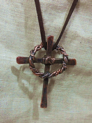 Pingente de cruz com a coroa de espinhos em cobre