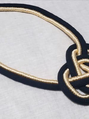 Colar de corda preta e fio de seda dourado