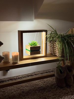 Luminária decorativa de mesa em madeira com vaso suspenso