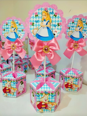 Centro de mesa personalizado alice no pais das maravilhas