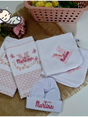 Enxoval de bebê de fraldas e touca personalizados