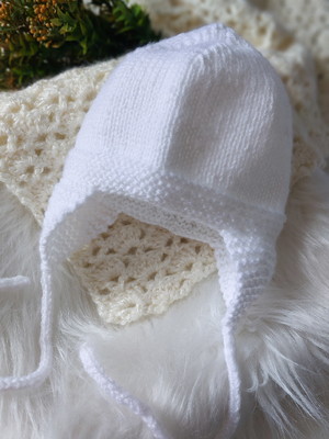 Touca com abas branco 0 a 6 meses