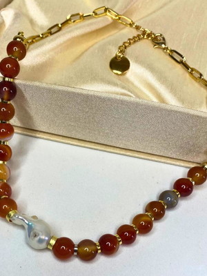 Choker cornalina com pérola biwa e corrente cartier ouro