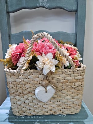Sacola de palha com flores