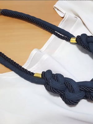 Colar de corda preta e cordão são francisco