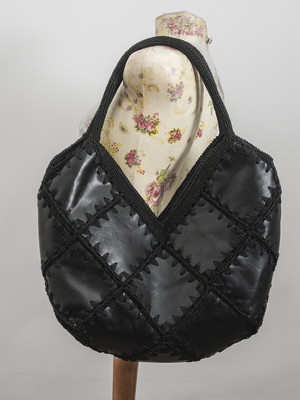 Bolsa pipa em couro e crochet