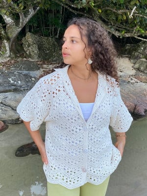 Camisa em crochê com botão de madrepérola