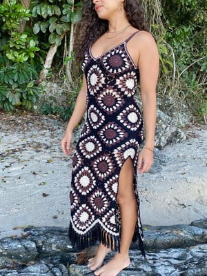 Vestido longo com franjas em crochê