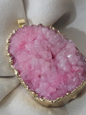 Pingente de pedra natural drusa bruta rosa suave