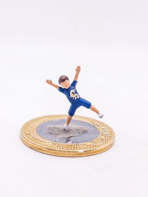Menino brincando miniatura m508