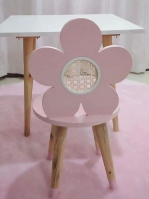Mesa quadrada com cadeirinha flor, detalhe de palhinha