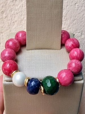 Pulseira com pedras naturais. jade. semijoia