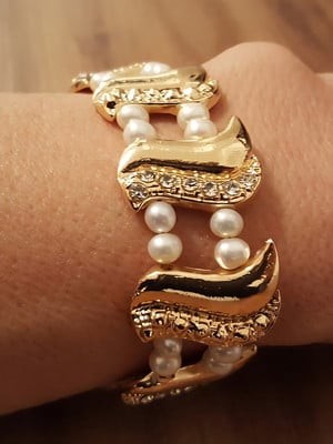 Pulseira dourada de pérolas naturais