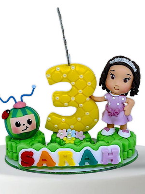Vela cocomelon com nome e bonequinha da aniversariante