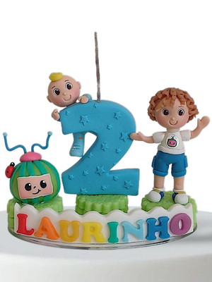 Vela cocomelon com nome e bonequinho do aniversariante