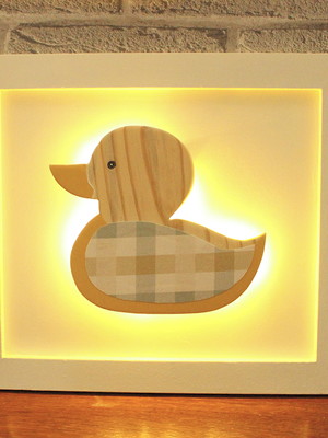 Quadro decorado com patinho em madeira e luz de led