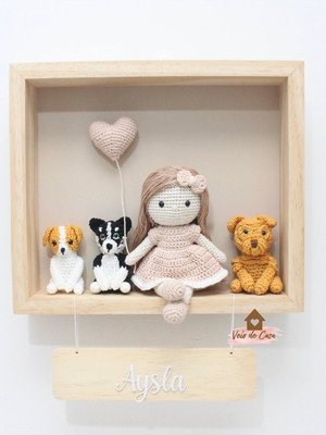 Boneca com 3 pets - quadro retangular - porta maternidade
