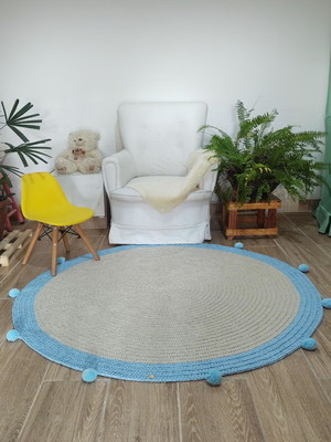 Tapete redondo nude e azul com pompons 1m decoração infantil