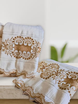 Conjunto de toalhas bordadas em richilieu bege marfim