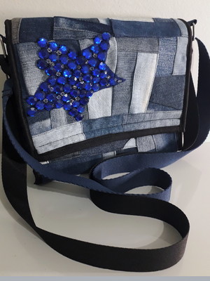 Bolsa transversal jeans com estrela bordada de acrílicos