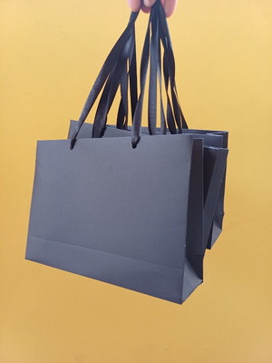 Sacola offset preta 21x15 com 6 profundidade alça de cetim