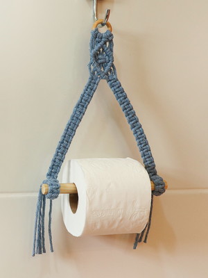 Suporte para toalha ou papel higiênico em macramê