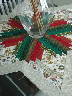 Caminho de mesa rosa e lilas com borda vinho