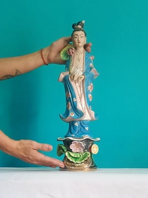 Antiga e linda escultura gueixa porcelana policromada